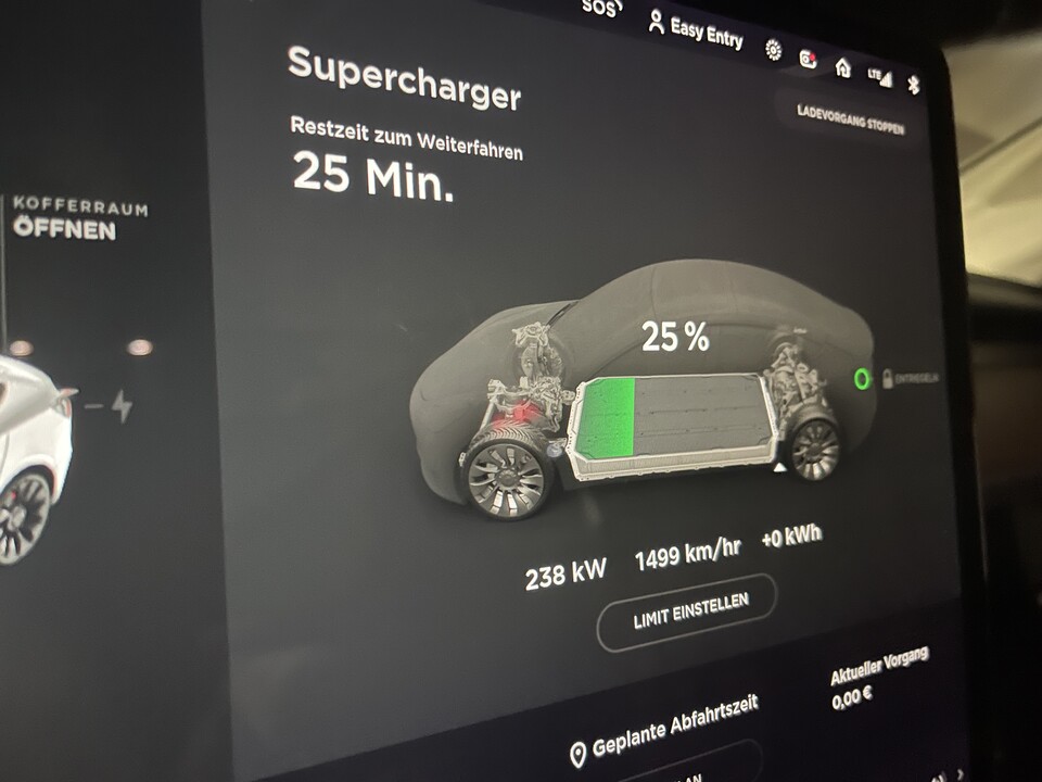 Der Tesla lädt am Supercharger in der Regel in 20 bis 25 Minuten auf über 80 Prozent.