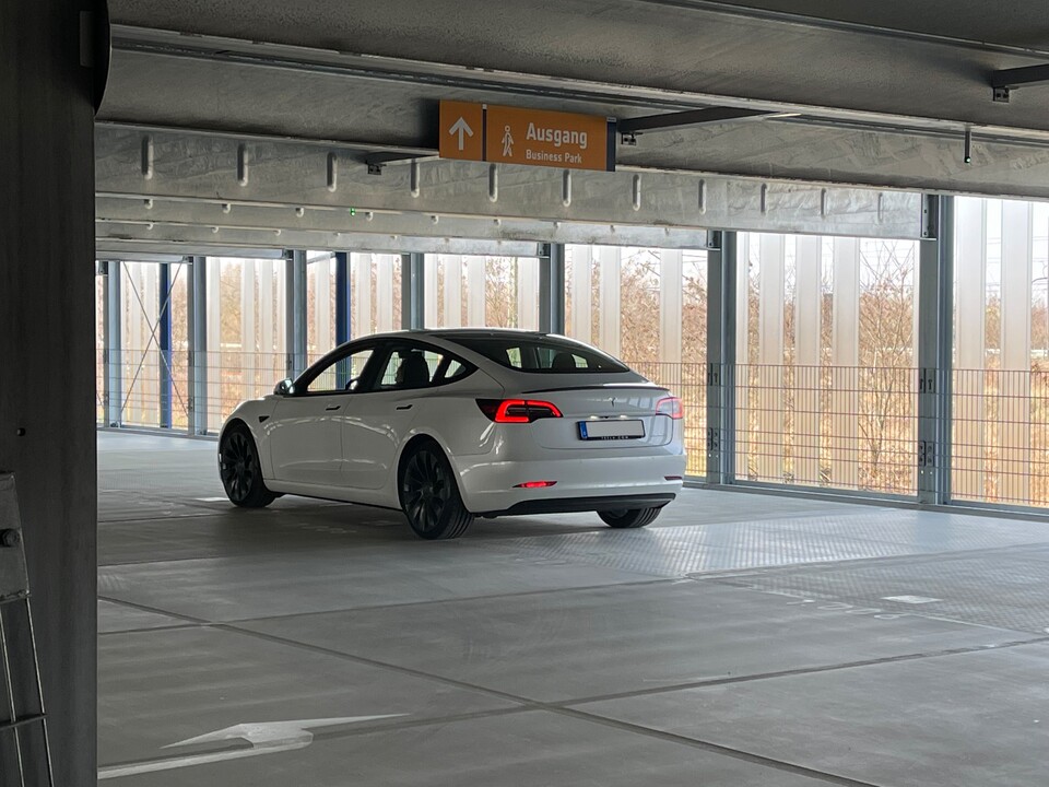 Das Tesla Model 3 wurde in einem Parkhaus an mich übergeben.
