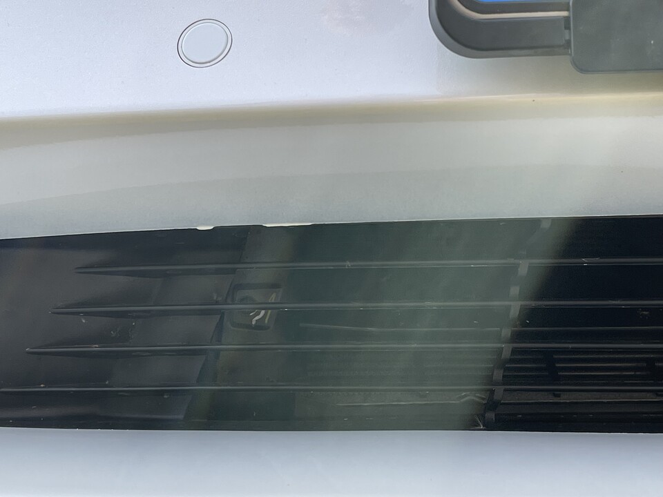 An einigen Stellen finden sich leider diverse Mängel. Allerdings gibt Tesla 4 Jahre Garantie auf das Fahrzeug und 8 Jahre auf die Batterie.