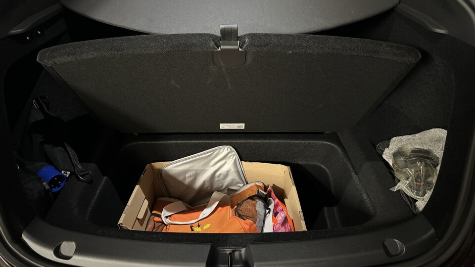Im hinteren Kofferraum ist sehr viel mehr Platz als im Model 3. Darunter findet ein Transport-Karton aus dem Supermarkt Platz