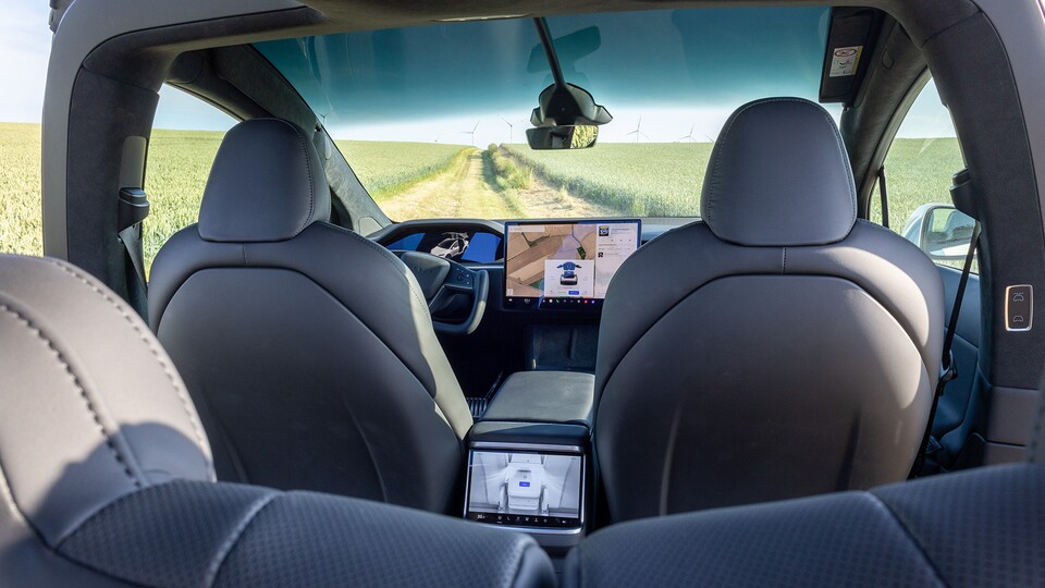 Die Windschutzscheibe des Model X ist riesig und reicht bis über die Köpfe von Fahrer und Beifahrer. (Quelle: Benjamin Otterstein)