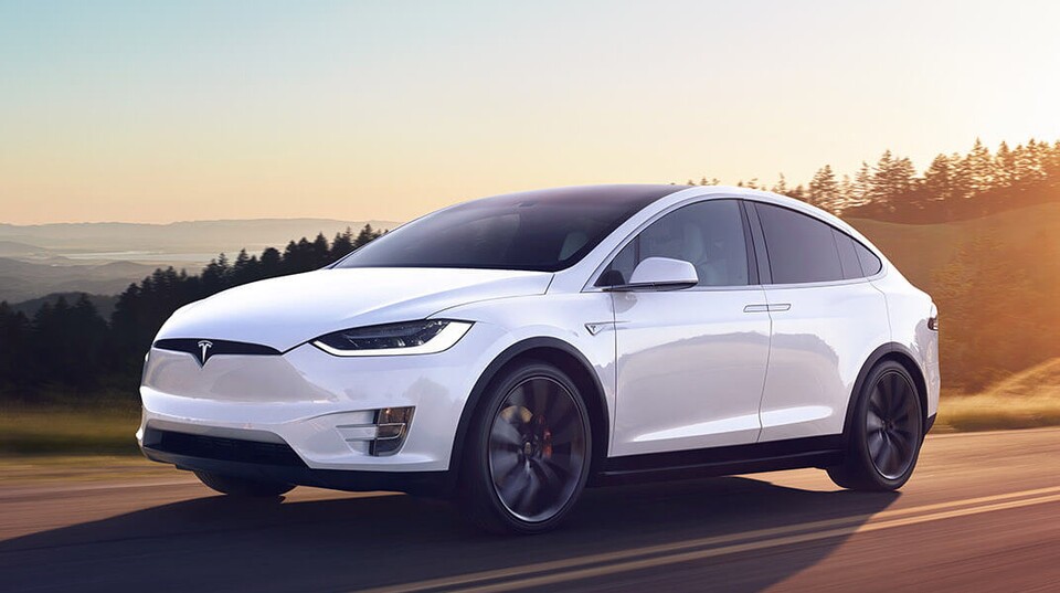 Kritiker wollen, dass auch bereits angemeldete Fahrzeuge wie der Tesla Model X nachgerüstet werden müssen.