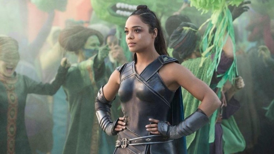 Tessa Thompson trat erstmals in Thor: Tag der Entscheidung als Valkyrie im Marvel Cinematic Universe auf und kehrte in Avengers: Endgame zurück.