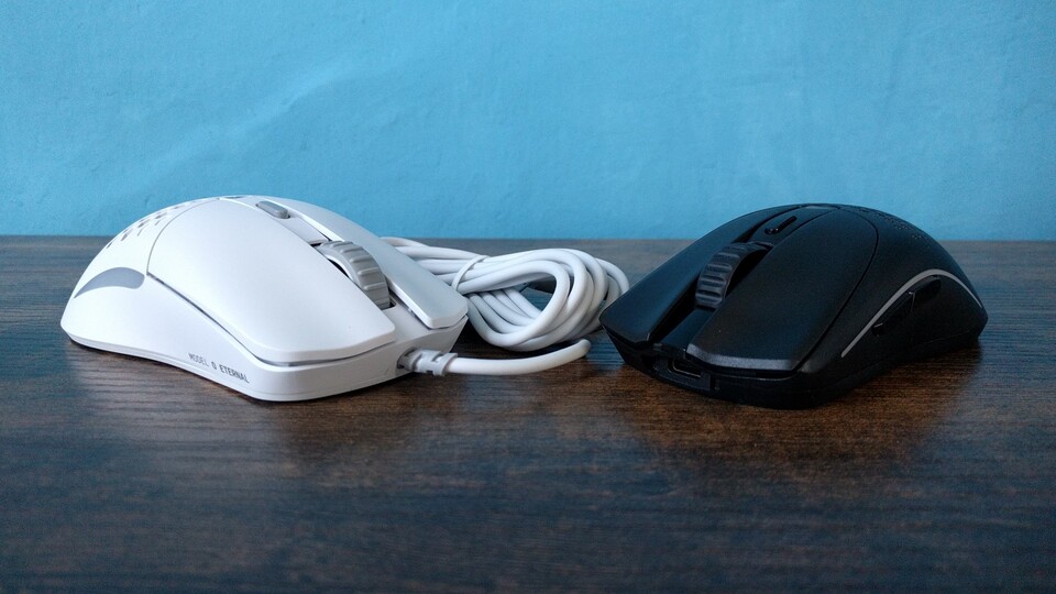 Beide Mäuse haben eine rechts-symmetrische Form und sind für Linkshänder ungeeignet. (Bildquelle: Nele WobkerGameStar Tech)