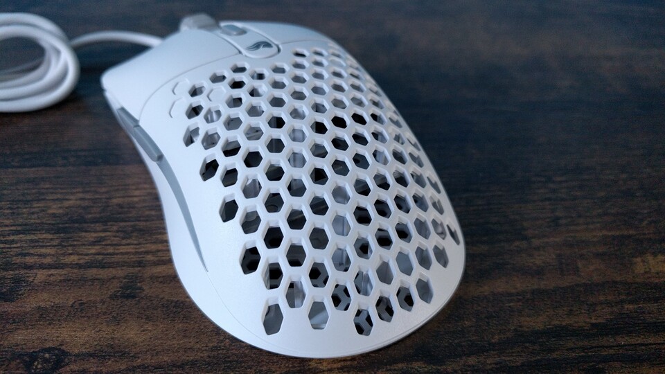 Die Aussparungen sind wabenförmig und etwas größer als beim der Model O 2. Dadurch sammeln sich darin schneller Staub und Katzenhaare. (Bildquelle: Nele WobkerGameStar Tech)