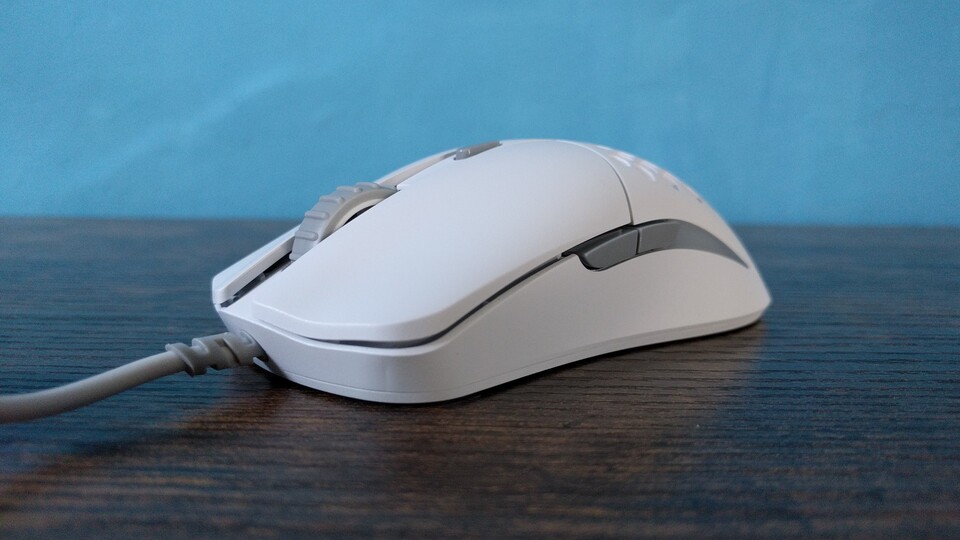 Der Mix aus grauen und weißen Elementen sieht edel aus, weiße Gaming-Mäuse bekommen aber oft pinke Flecken, so auch die Model O Eternal. Es gibt sie aber auch in Schwarz. (Bildquelle: Nele WobkerGameStar Tech)