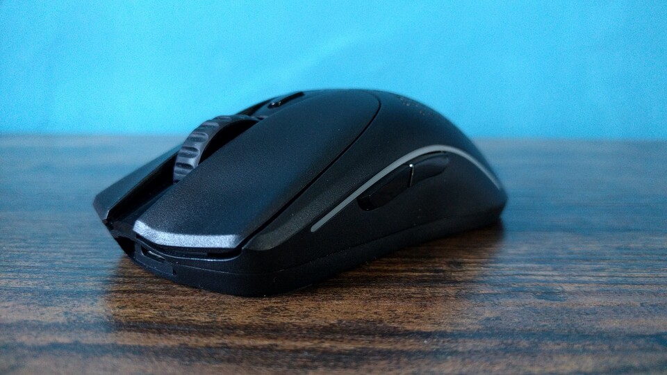 Die Model O 2 Wireless hat einen langen RGB-Streifen an beiden Seiten, der zwar hübsch aussieht, den Akku aber beansprucht. Es gibt keinen Stand-By-Modus. (Bildquelle: Nele WobkerGameStar Tech)