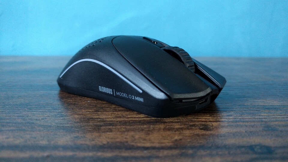 Bei älteren Modellen liegt auf dieser Seite oft der ikonische Männerkopf mit langen Haaren und Bart. In der neuen Serie verzichtet Glorious darauf. (Bildquelle: Nele WobkerGameStar Tech)