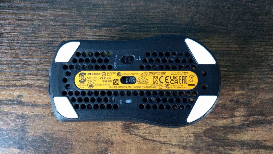 Auf der Unterseite befindet sich eine LED, die angibt, welche DPI-Stufe wir ausgewählt haben und ein FunkAus Bluetooth-Umschalter. (Bildquelle: Nele WobkerGameStar Tech)