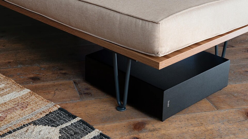 Wenig Platz im Wohnzimmer? Der Subwoofer passt auch unter die meisten Sofas.
