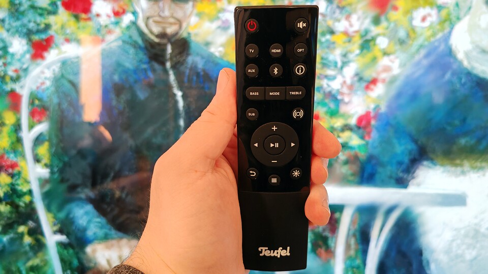 An Bedienelementen ist alles vorhanden, was man braucht. Durch das leichte Gewicht und das verwendete Material wirkt der Drücker billiger, als er sollte. (Bildquelle: Maxe S., GameStar)