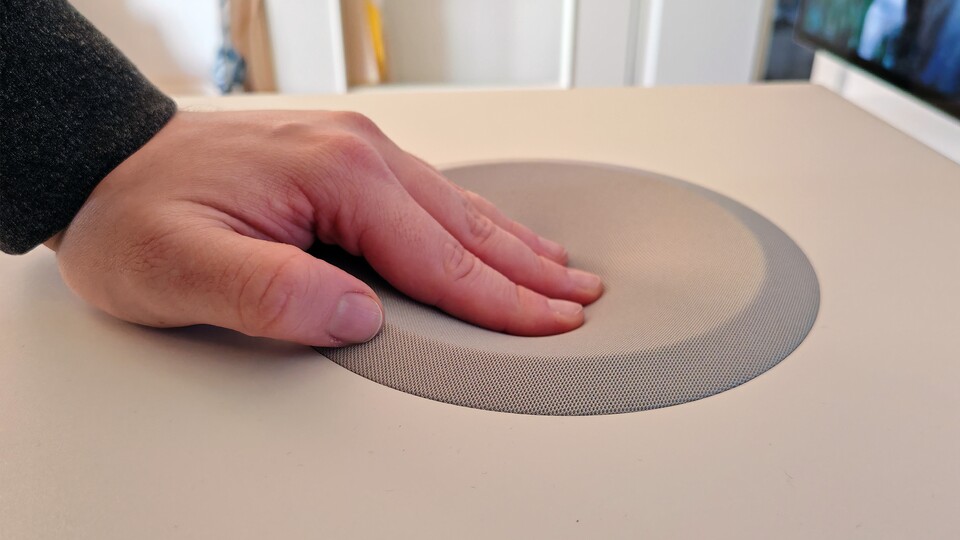 Damit der Treiber Platz hat, auch wenn’s mal laut wird, kommt eine Stoffbespannung zum Einsatz. (Bildquelle: Maxe S., GameStar)