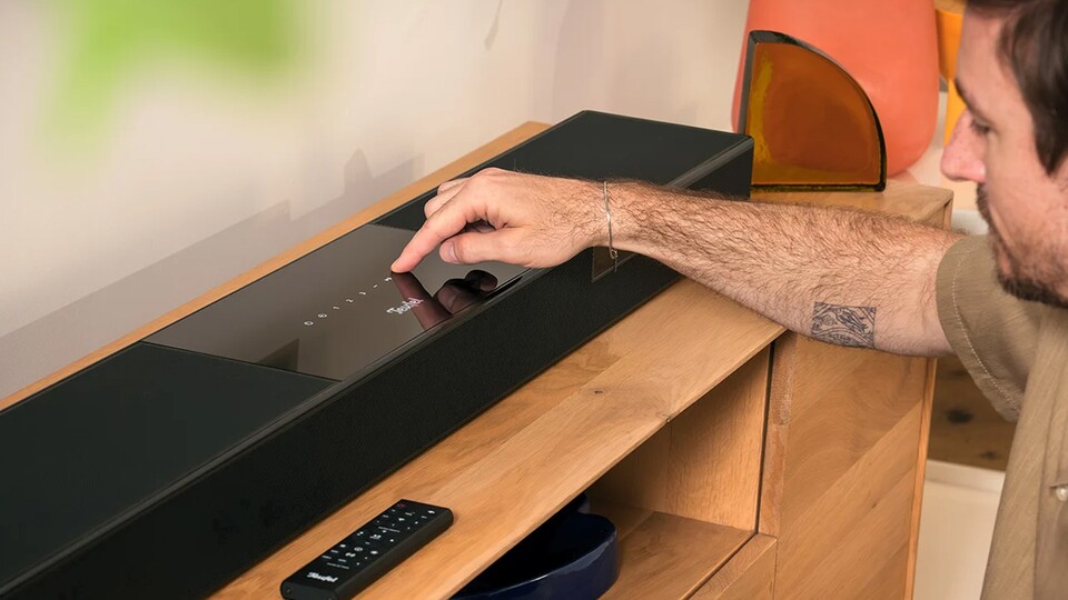 Über das große OLED-Display lässt sich die Soundbar bequem per Hand bedienen.
