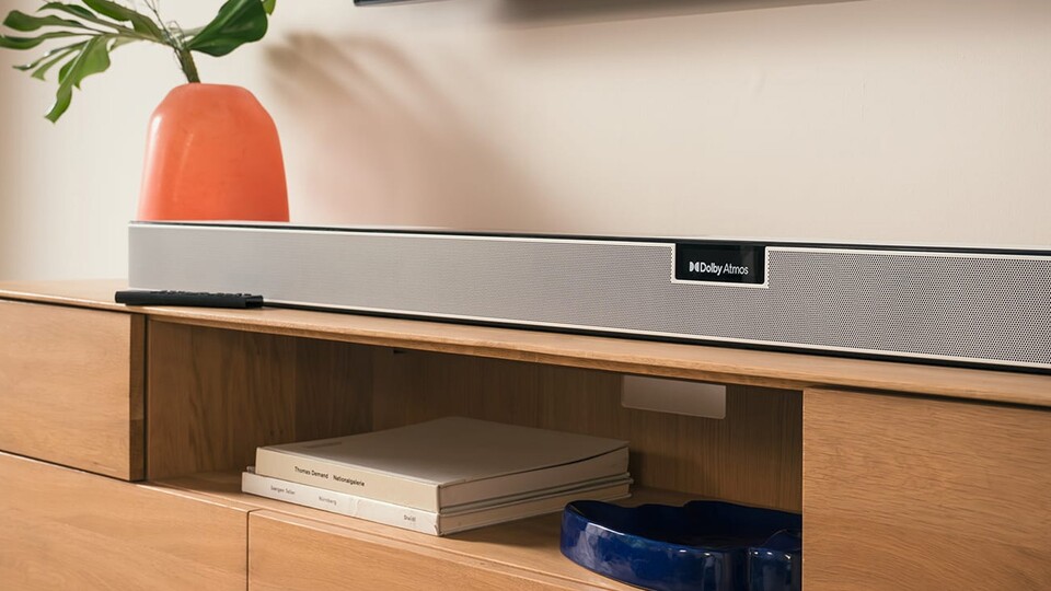 Für diese Soundbar solltet ihr etwas mehr Platz unter dem TV einplanen.