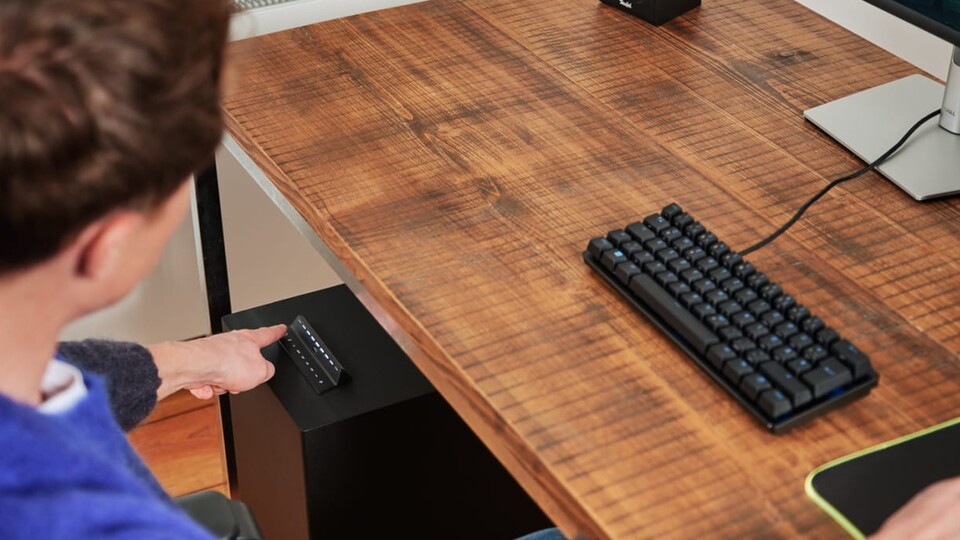 Über den Subwoofer könnt ihr das Set bedienen - und darin ist sogar eine 5.1-Soundkarte verbaut!