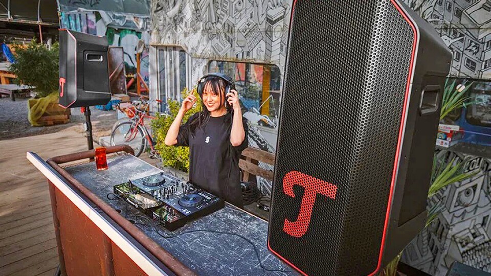 Die Rockster Air 2 ist eine starke Akkubox für etwas kleinere Partys – auch an Locations ohne Strom!