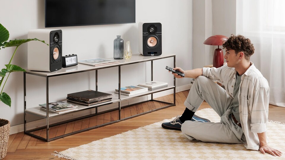 Die Teufel Ultima 25 Aktiv sind auch perfekte Lautsprecher für den TV - ihr könnt sie auch kabellos zum Surround-Soundsystem upgraden.