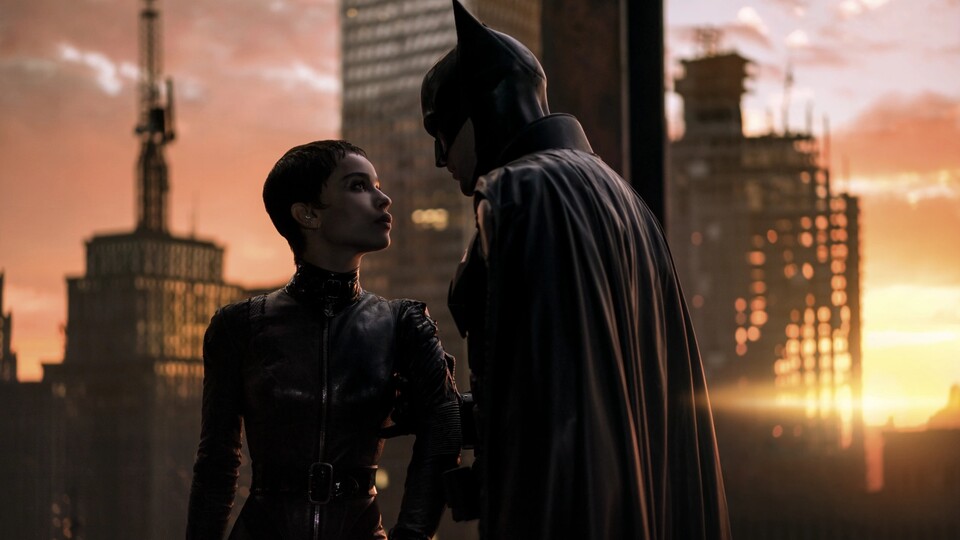Innerhalb der nächsten fünf Jahre könnte es zu einem Wiedersehen zwischen Bruce Wayne (Robert Pattinson) und Selina Kyle (Zoe Kravitz) kommen. Bildquelle: Warner Bros.