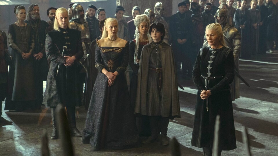 Königin Rhaenyra Targaryen (Emma DArcy) im Kreis ihrer Getreuen. Die schwarze Fraktion muss in Staffel 2 einen herben Verlust hinnehmen. Bild: HBO.