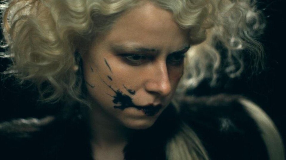 Jessie Buckley macht einen phänomenalen Job in der Rolle von the Bride. Bildquelle: Warner Bros.