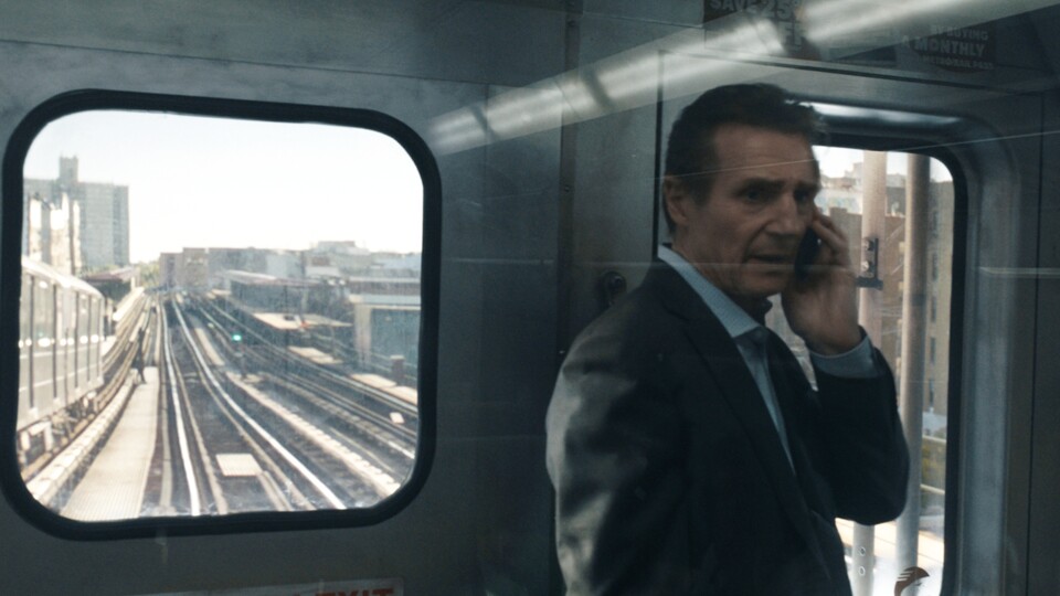 Egal ob Liam Neeson zum 48. Mal seine entführte Tochter rettet oder gemütlich mit der Bahn fährt: Dieser redliche Mann kann beruhigt zum iPhone greifen!