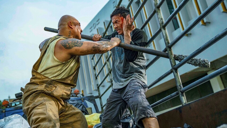 Brian Le (links) kann auf einen ziemlich spannenden Werdegang zurückblicken: Der YouTuber brachte sich selbst Martial Arts bei und gründete ein eigenes Stuntteam. In The Furious misst er sich jetzt mit ein paar Genre-Größen. Bildquelle: Capelight Pictures
