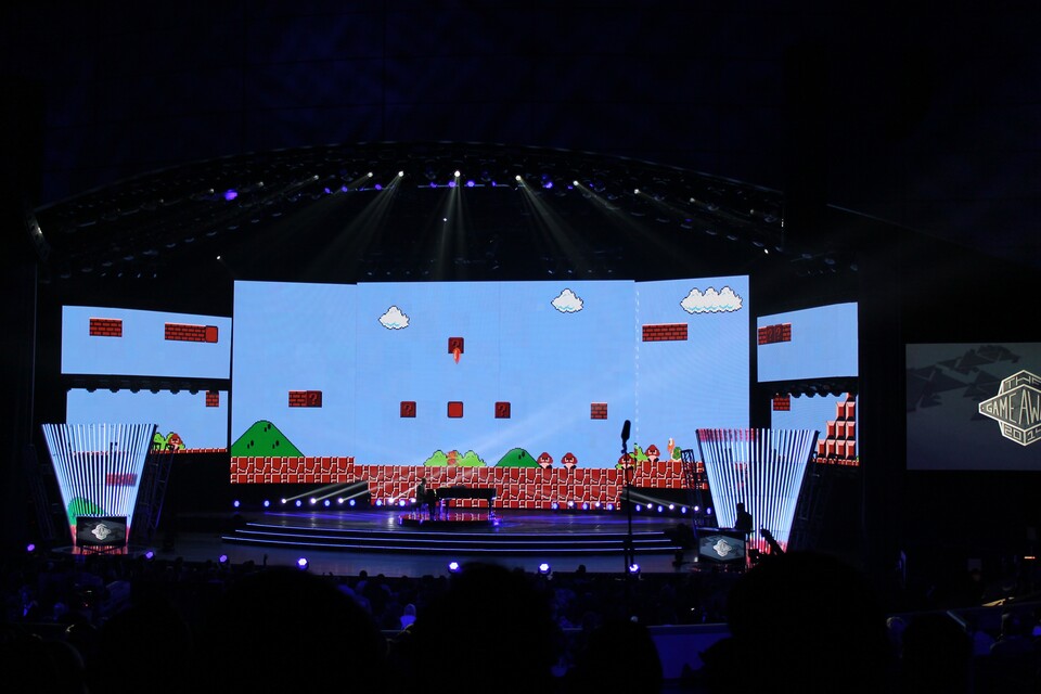 Koji Kondo eröffnet den Abend mit der Mario-Titelmelodie vor einer scrollenden Welt 1-1.