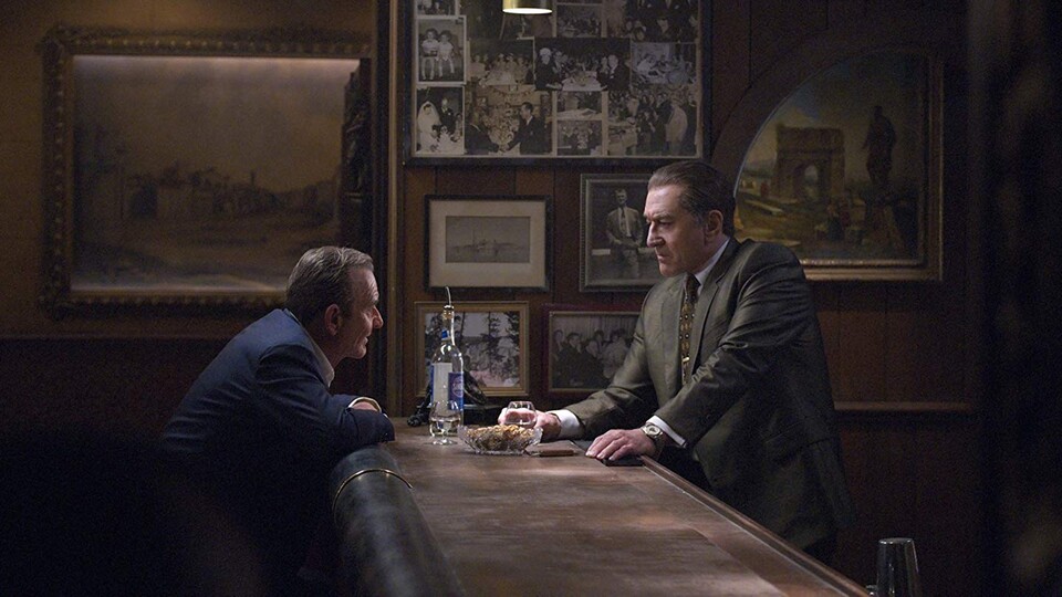 Im Mafiafilm The Irishman wird Robert DeNiro zum Auftragskiller, der Jimmy Hoffer (gespielt von Al Pacino) erledigen soll.