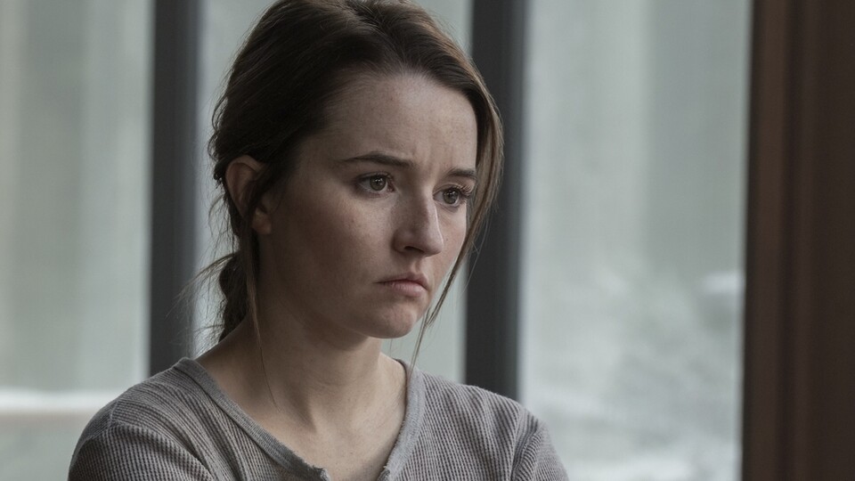 Nach außen wirkt Abby (Kaitlyn Dever) hart und entschlossen. (Bild: HBO Warner Bros.)