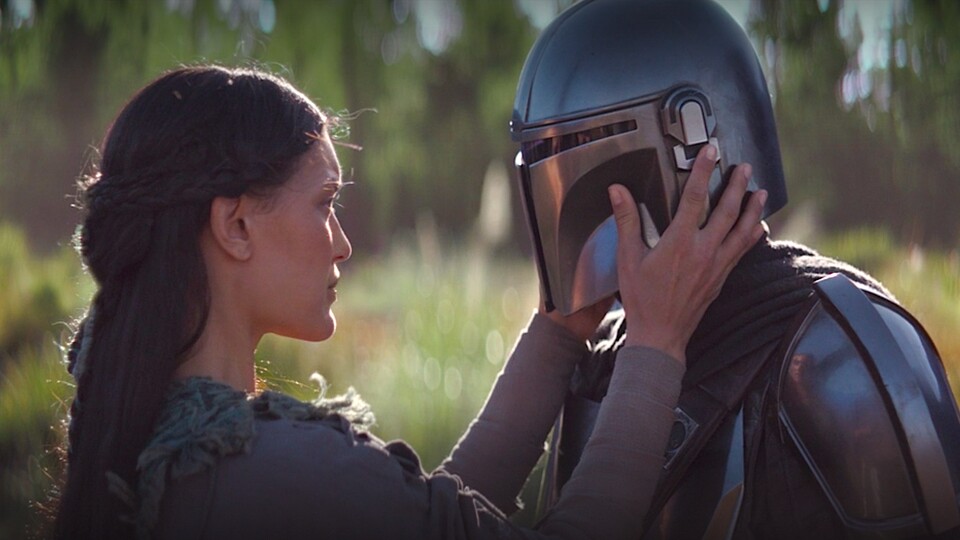 In Staffel 3 von The Mandalorian war Din Djarin gar nicht mehr ohne Helm zu sehen. Und das hat einen einfachen Grund: Pedro Pascal war nicht am Set, lieh seinem Mandalorianer aber weiter die Stimme. Bildquelle: DisneyLucasfilm