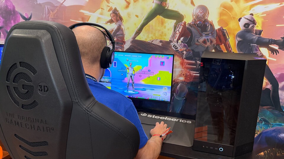 Beim Spielen in Fortnite kann es auch mal wilder zur Sache gehen und der Stuhl passt sich dann euren Bewegungen perfekt an.