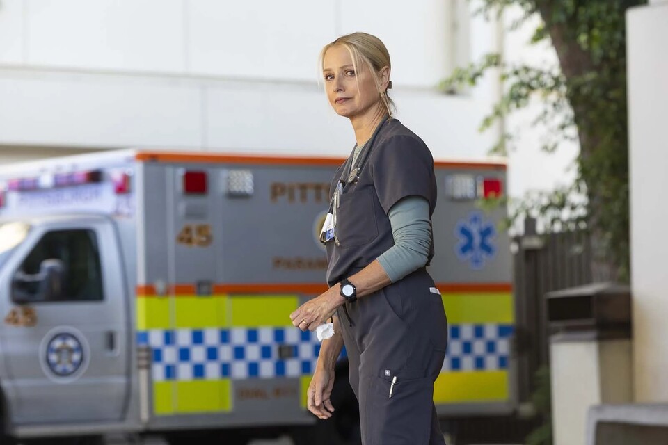 Krankenpfleger-Veteranin Dana (Katherine LaNasa) hält die Notaufnahme am Laufen, wird aber selbst mit einem gewalttätigen Patienten konfrontiert. Bild: HBO Max