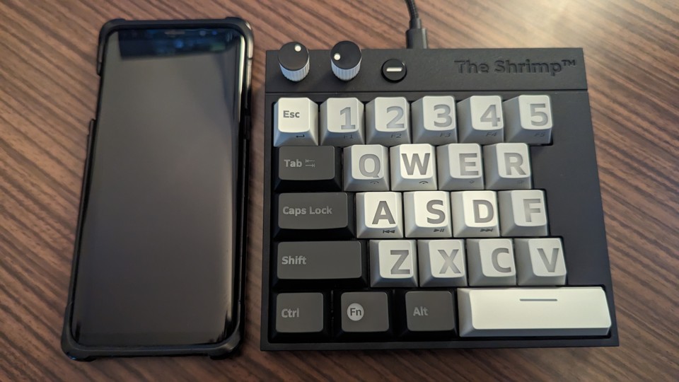 Im direkten Größenvergleich mit meinem alten Galaxy S8 (5,8 Zoll) seht ihr, dass die Tastatur (12,2 x 13,5 cm) fast so klein ist wie ein Smartphone.