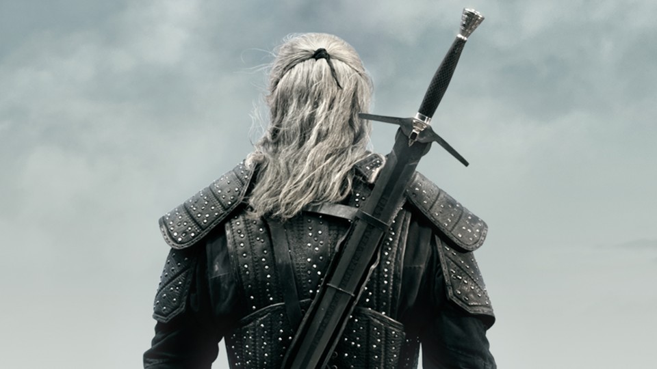 Nein, Geralt (Henry Cavill) hat sein Silber-Schwert auf den ersten Bildern zur The-Witcher-Serie nicht vergessen.