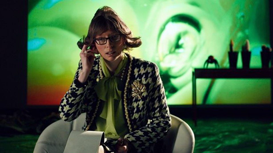 Tilda Swinton verkörpert die virtuelle Therapeutin Dr. Shrink-Rom in gewohnt schräger Manier