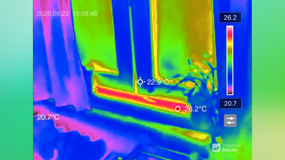 Die alten Fenster im Windfang müssen vielleicht bald mal getauscht werden. Hier kommt über den Rahmen ordentlich Wärme in den Raum. (Bildquelle: GameStar Tech)