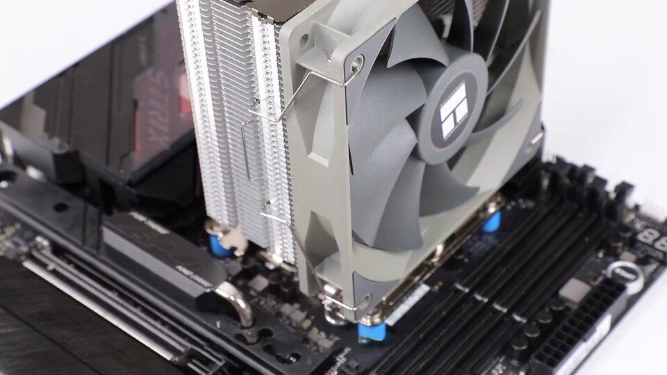 Die blauen Abstandshalter kommen laut Video-Anleitung beim Intel-Sockel zum Einsatz, während ihr die roten für AMD-Prozessoren verwendet.