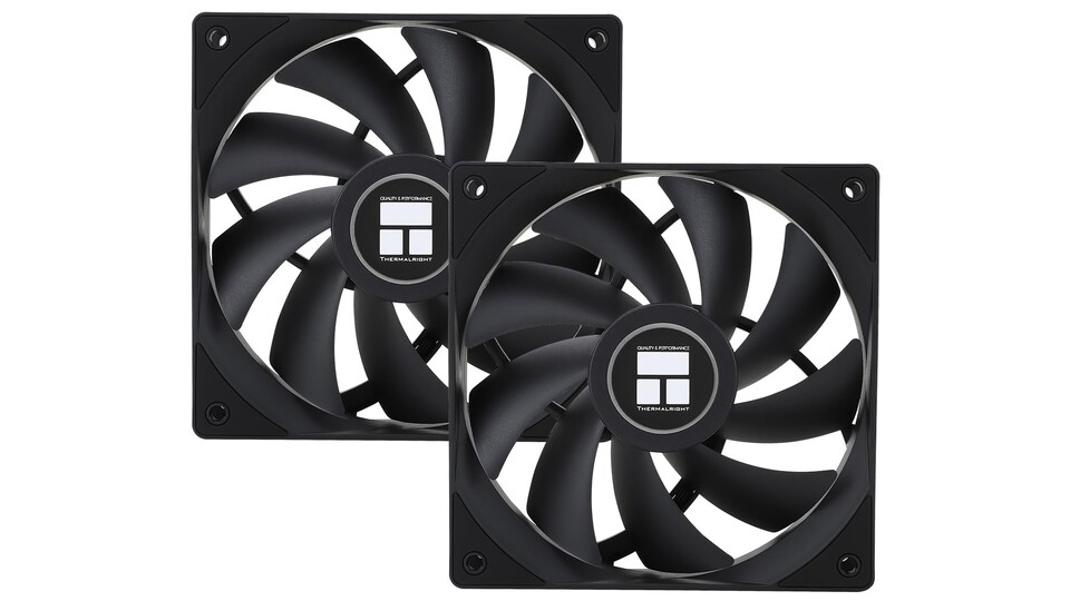 Vor die Lamellentürme werden zwei 120 mm Lüfter geschnallt, die genug Luftdruck erzeugen, um die Abwärme abzutransportieren.