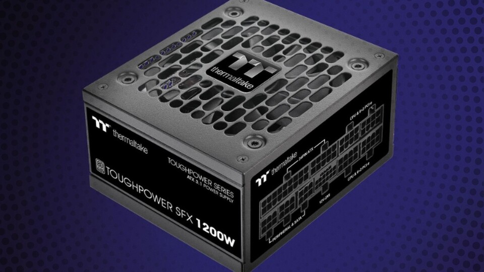 Das Foto macht nicht deutlich, wie klein ein SFF-Netzteil wie das Thermaltake Toughpower SFX tatsächlich ist. 1.200 Watt dort noch anständig zu kühlen (und alle Anschlüsse unterzubringen), ist tatsächlich eine Herausforderung. (Bildquelle: Thermaltake)
