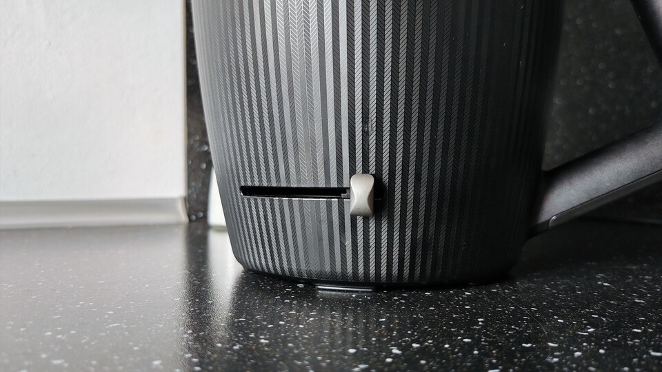 Ist dieser Hebel nicht umgelegt, läuft euch der Inhalt des Kochtopfes in den Motor, also Obacht! (Bild: Maxe S., GameStar)