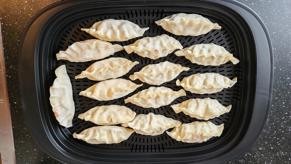 Wenn’s schnell gehen muss, gibt es auch mal gefrorene Gyoza, die ich diesmal im Thermomix dampfgegart habe. (Bild: Maxe S., GameStar)