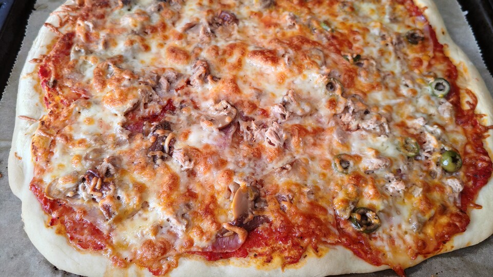 Beschwert euch bei mir und nicht beim Teig, dass keine schönen großen Blasen entstanden sind, denn ich mache die Pizza notorisch zu dünn (weil ich sie so mag). (Bild: Maxe S., GameStar)