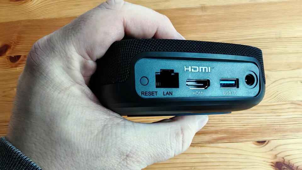 Über den USB-Anschluss könnt ihr den Speicher des Box erweitern, lokale Dateien abspielen geht allerdings nicht. (Bildquelle: Maxe S., GameStar)