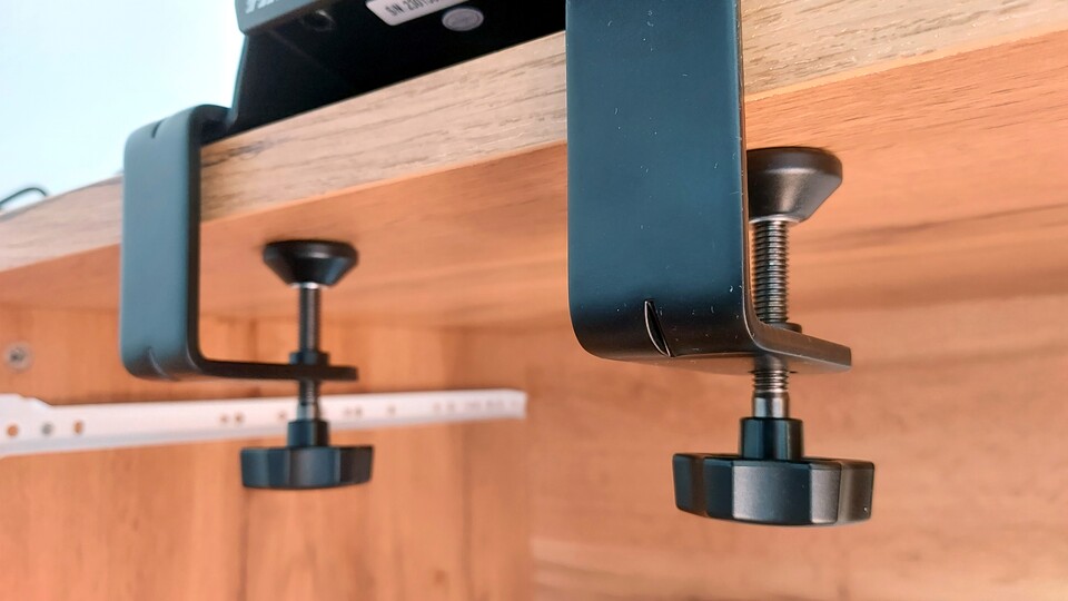 Die beiden Klemmen reichen aus, um der gesamten Konstruktion ausreichend Stabilität zu bieten.