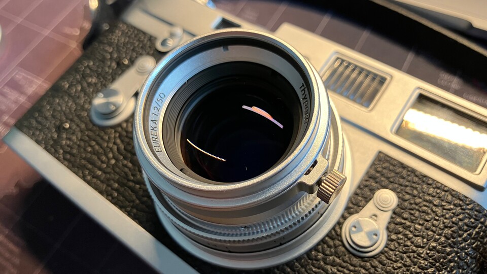 Das Objektiv »Thypoch Eureka 50mm F2.0« kommt sogar mit einem mitgelieferten UV-Filter, der mit einer Schraubklemme befestigt wird. Weil ich das Objektiv an einer analogen Kamera verwende, hat der Filter sogar einen positiven Einfluss auf die Fotos.