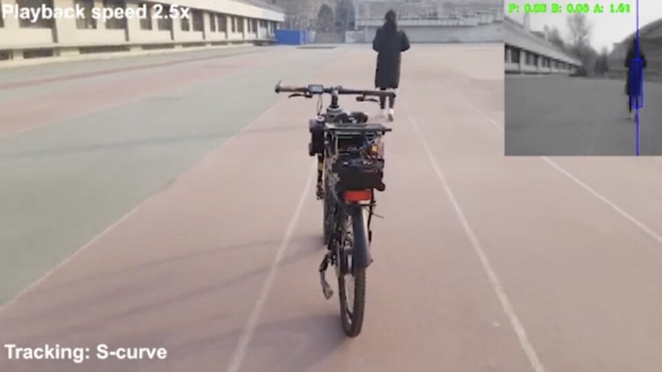 Das Fahrrad mit Tianjic-Chip verfolgt sein Ziel (Screenshot: Youtube/Tianjic)