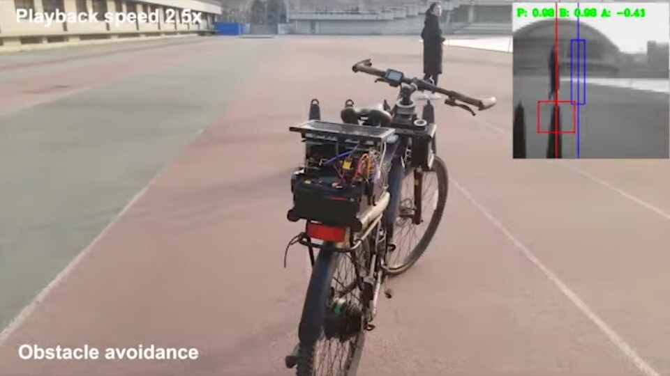 Das Fahrrad weicht selbstständig einem Hindernis aus (Screenshot: Youtube/Tianjic)