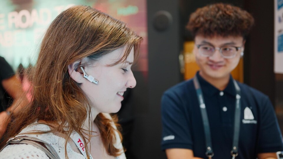 Ursula bleibt skeptisch, ist aber durchaus interessiert, wie der Alltag mit den Kopfhörern aussehen könnte. (Bildquelle: Ursula DemlingGameStar Tech)