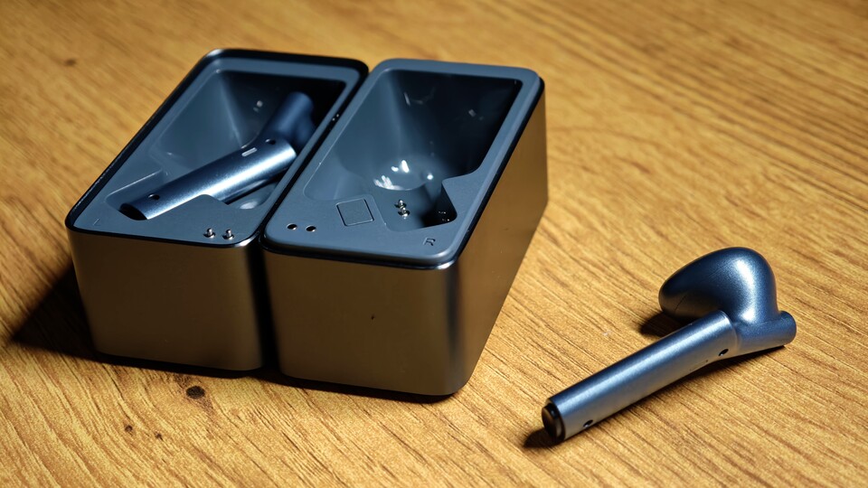 Das Case ist zweiteilig. Jeder Kopfhörer besitzt eine Hälfte und beide werden magnetisch zusammengehalten. (Bildquelle: Duy Linh DinhGameStar Tech)