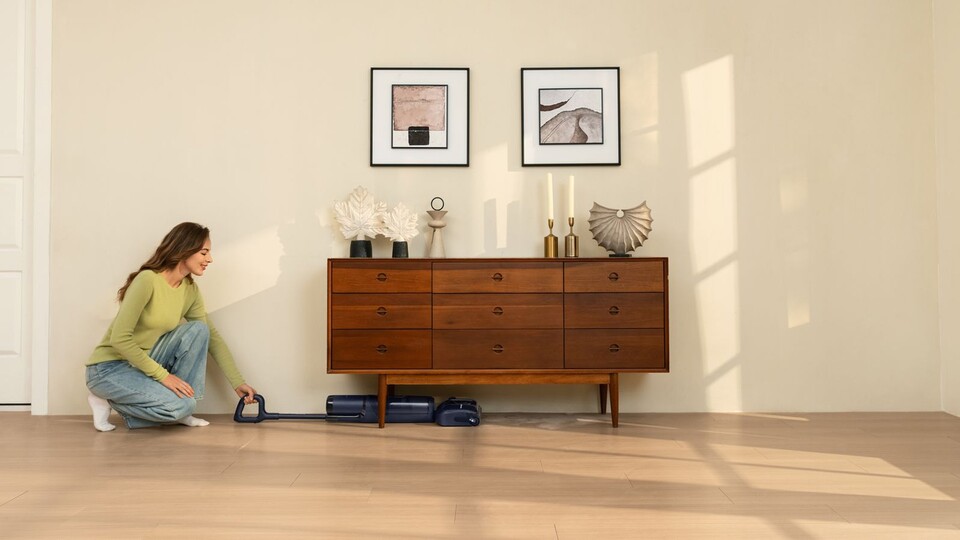 13,5 cm Höhe sind alles, was der FLOOR ONE S7 Stretch braucht, um — ganz ohne abzuheben — alles zu reinigen.